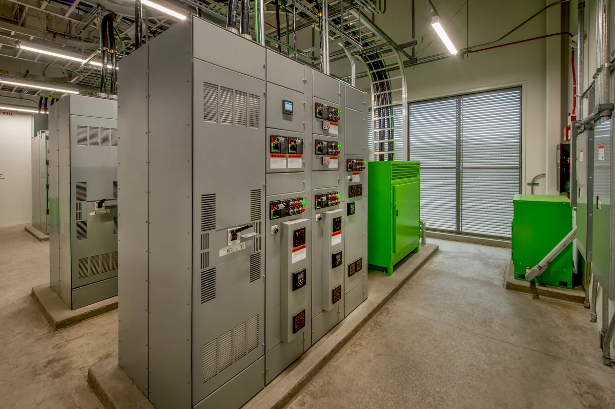 Sala elétrica com quadros de distribuição